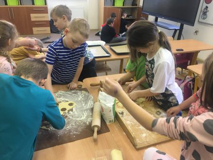 Pečení cukroví v družině