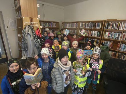 Družina v místní knihovně