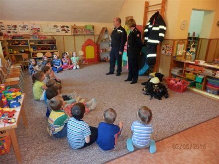 2. 6. 2016 Návštěva hasičů v MŠ