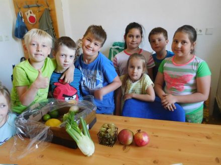 18. 5. 2017 Ochutnávka zelenino-ovocného koše v rámci projektu Ovoce do škol